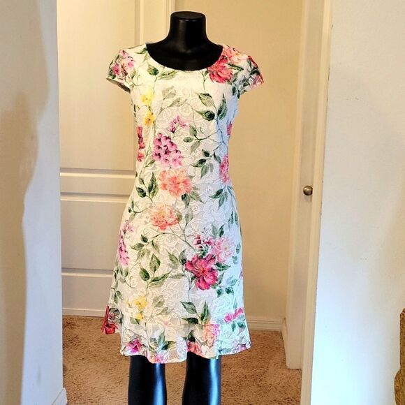 BRAND NEW SANDRA DARREN CAP SLEEVE MULTI-COLOR LACE FLORAL DESIGN PRINT DRESS - Picture 2 of 15